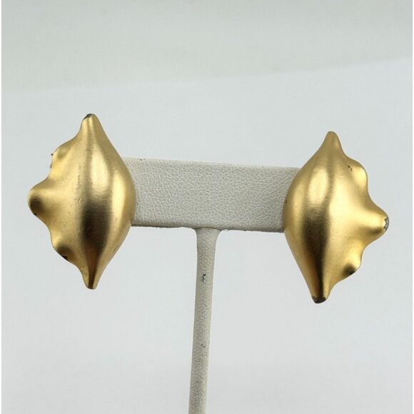 Vintage gold tone shell clip on earrings - Picture 1 of 4